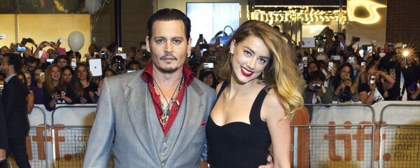 El actor Johnny Depp junto a su exesposa, la actriz Amber Heard - Sputnik Mundo