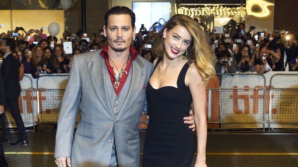 El actor Johnny Depp junto a su exesposa, la actriz Amber Heard - Sputnik Mundo