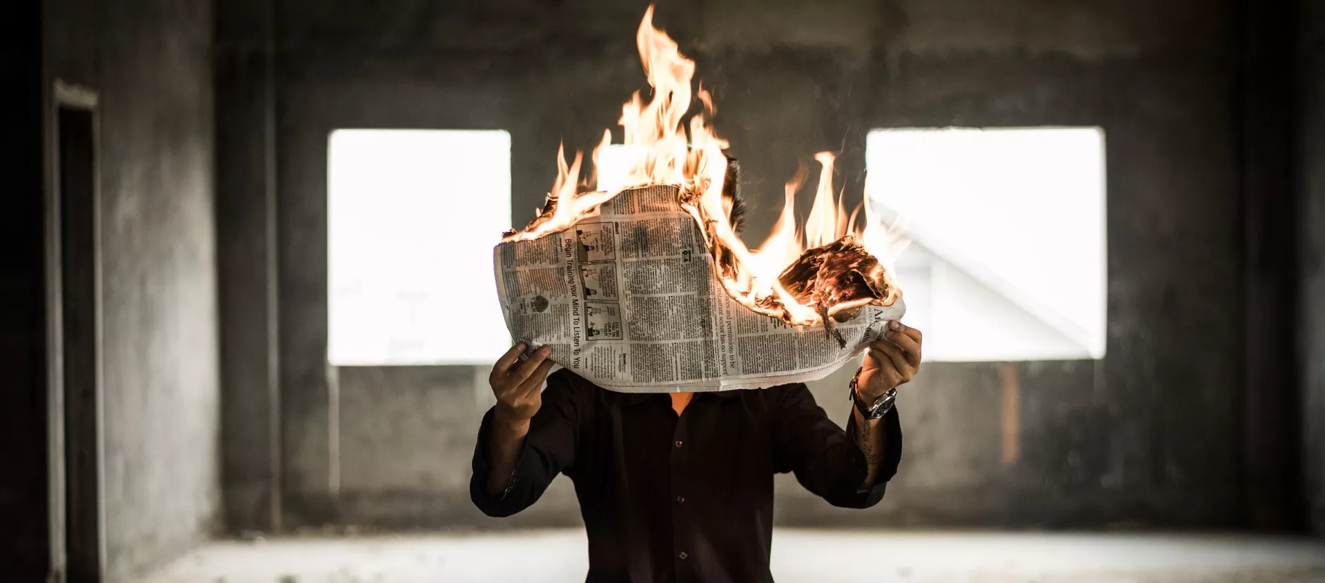 Un hombre con el periódico ardiente (imagen referencial) - Sputnik Mundo, 1920, 09.04.2020