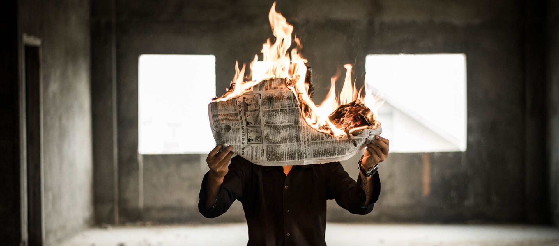 Un hombre con el periódico ardiente (imagen referencial) - Sputnik Mundo, 1920, 09.04.2020