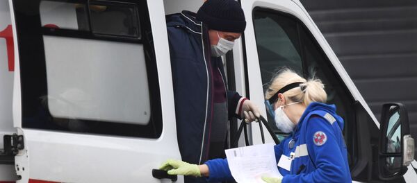 Ambulancia cerca del centro moscovita de cuarentena por el COVID-19 ubicado en Komunarka durante el brote de coronavirus en Rusia Ambulancia cerca del centro moscovita de cuarentena por el COVID-19 ubicado en Komunarka durante el brote de coronavirus en Rusia - Sputnik Mundo