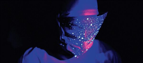 Partículas de contaminación en la máscara de un médico, demostradas en un experimento del Boston Medical Center - Sputnik Mundo