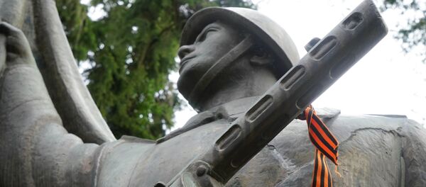 Un monumento a los soldados sovieticos - Sputnik Mundo