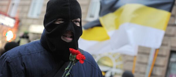 Marcha de los nacionalistas rusos en San Petersburgo con banderas imperiales rusas (imagen referencial) - Sputnik Mundo