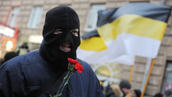 Marcha de los nacionalistas rusos en San Petersburgo con banderas imperiales rusas (imagen referencial) - Sputnik Mundo