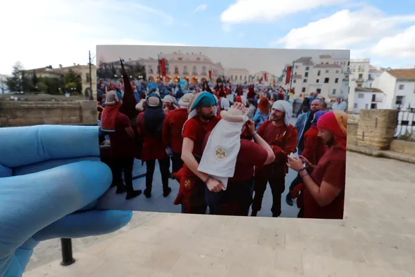 La fiesta se queda en fotos: cómo el virus afectó a la Semana Santa en una ciudad española
La fiesta se queda en fotos: cómo el virus afectó a la Semana Santa en una ciudad española
- Sputnik Mundo
