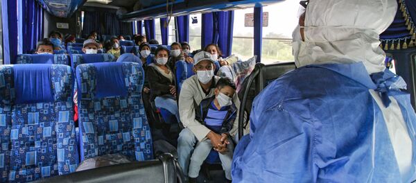 Venezolanos volviendo a su país desde Colombia - Sputnik Mundo