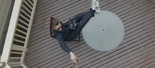 Un hombre controlando un dron - Sputnik Mundo