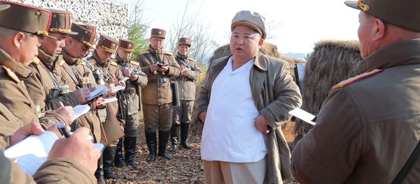 Kim Jong-un, dirigente de Corea del Norte, durante un entrenamiento de artillería - Sputnik Mundo