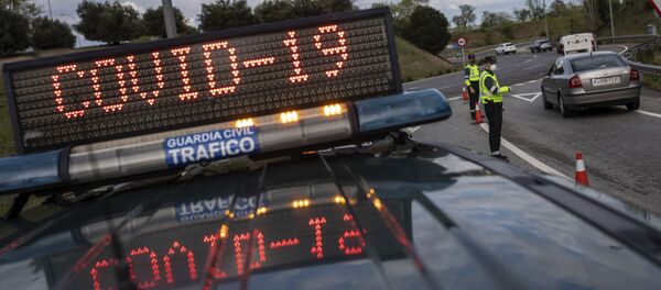 Офицеры испанской полиции на контрольно-пропускном пункте в Мадриде - Sputnik Mundo