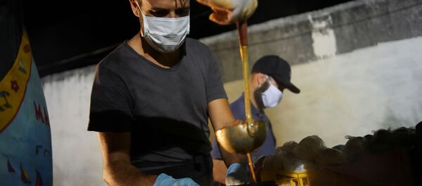 La gente reparte la comida en las calles de Montevideo - Sputnik Mundo