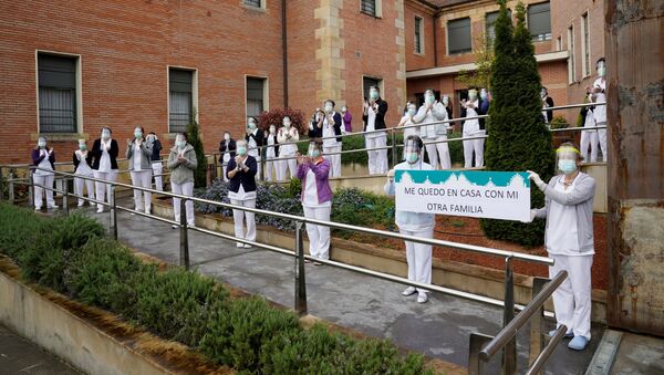 Empleados de una residencia de ancianos en Madrid - Sputnik Mundo