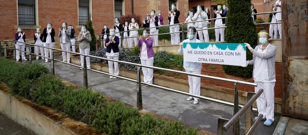 Empleados de una residencia de mayores en Madrid Empleados de una residencia de mayores en Madrid - Sputnik Mundo