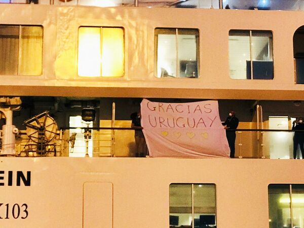 Armada y Policía de Uruguay escoltan buses con cruceristas al aeropuerto por COVID-19 - Sputnik Mundo