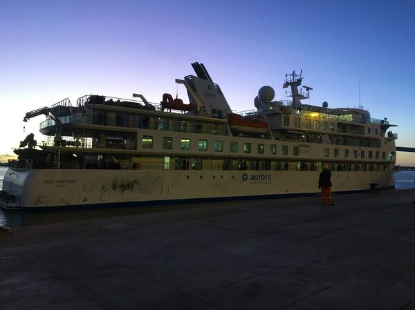 Armada y Policía de Uruguay escoltan buses con cruceristas al aeropuerto por COVID-19 - Sputnik Mundo