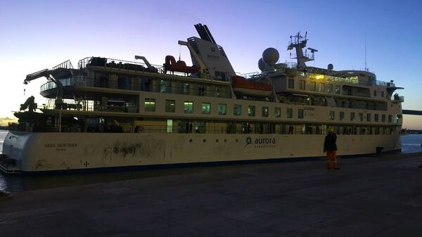 El crucero Greg Mortimer en el puerto de Montevideo - Sputnik Mundo