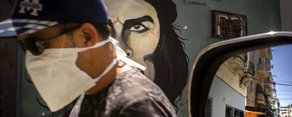 Un hombre en mascarilla en la Habana, Cuba Un hombre en mascarilla en la Habana, Cuba - Sputnik Mundo