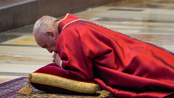 El papa Francisco oficia una misa sin feligreses - Sputnik Mundo