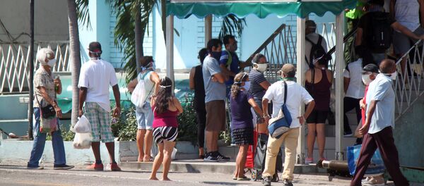 Aglomeraciones de personas en la entrada de tiendas y mercados Aglomeraciones de personas en la entrada de tiendas y mercados - Sputnik Mundo