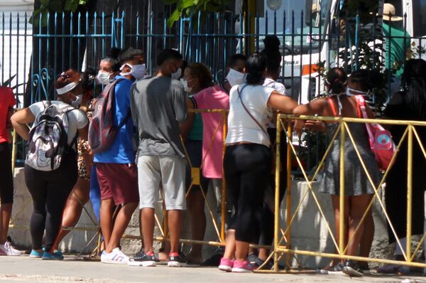 Los cubanos hacen oídos sordos a las medidas de prevención de COVID-19 Los cubanos hacen oídos sordos a las medidas de prevención de COVID-19 - Sputnik Mundo