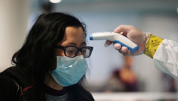 Miden la temperatura de una persona en mascarilla Miden la temperatura de una persona en mascarilla - Sputnik Mundo