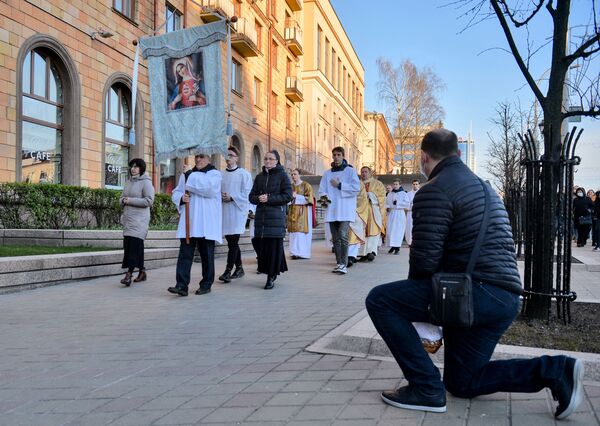 Desde sus casas por el COVID-19: cómo los católicos celebraron la Pascua

 - Sputnik Mundo