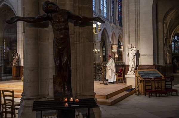 Desde sus casas por el COVID-19: cómo los católicos celebraron la Pascua

 - Sputnik Mundo
