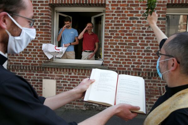 Desde sus casas por el COVID-19: cómo los católicos celebraron la Pascua

 - Sputnik Mundo