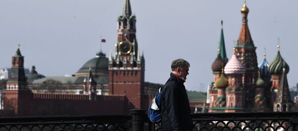 Un hombre en el centro de Moscú - Sputnik Mundo