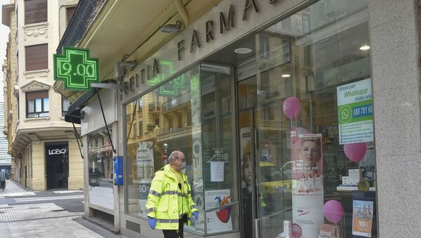 Voluntario entrando en una farmacia de San Sebastián (España) - Sputnik Mundo