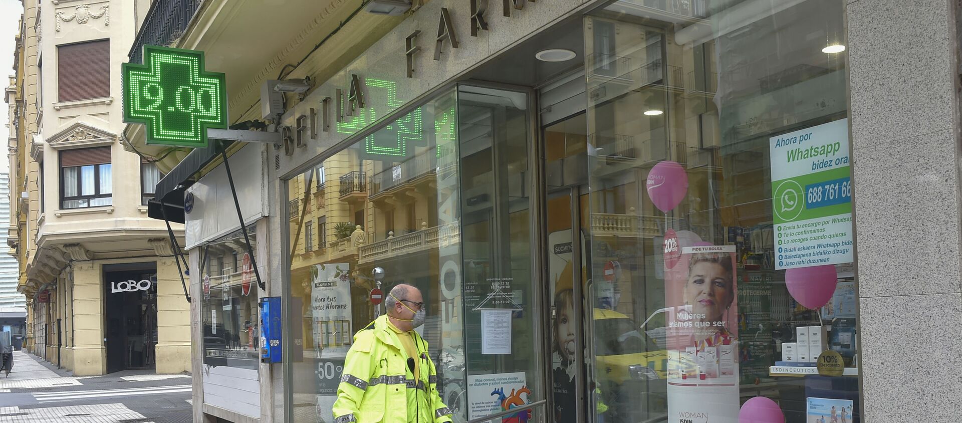 Voluntario entrando en una farmacia de San Sebastián (España) - Sputnik Mundo, 1920, 13.04.2020