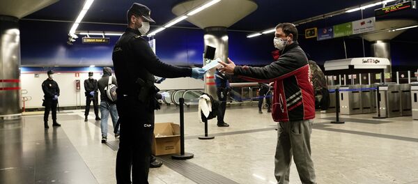 Policía Nacional reparte mascarillas - Sputnik Mundo