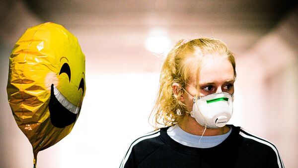 Una chica en mascarilla - Sputnik Mundo