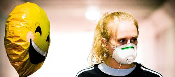 Una chica en mascarilla - Sputnik Mundo