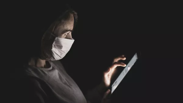 Una mujer en mascarilla