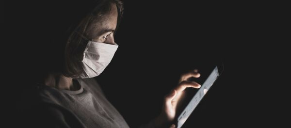 Una mujer en mascarilla Una mujer en mascarilla - Sputnik Mundo