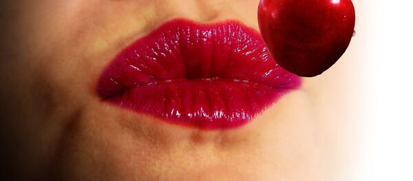 Unos labios y una cereza - Sputnik Mundo