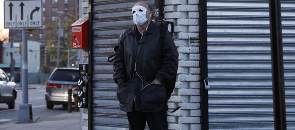 Un hombre con mascarilla debido al coronavirus en Nueva York, EEUU - Sputnik Mundo