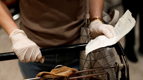 El uso de guantes de látex con el fin de prevenir el contagio por coronavirus El uso de guantes de látex con el fin de prevenir el contagio por coronavirus - Sputnik Mundo