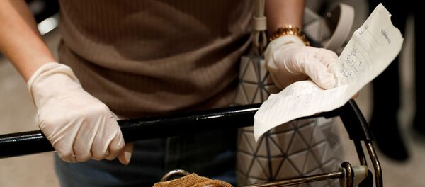 El uso de guantes de látex con el fin de prevenir el contagio por coronavirus - Sputnik Mundo