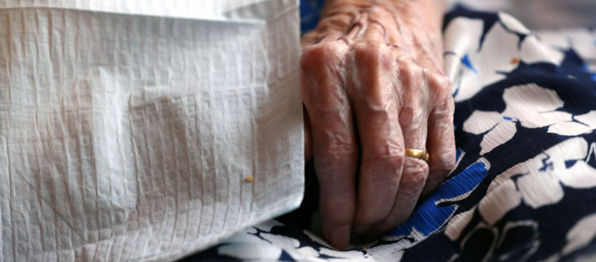 Una mano de una persona mayor (imagen referencial) - Sputnik Mundo, 1920, 14.04.2020