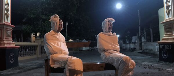 voluntarios vestidos de 'pocong', unos temidos fantasmas indonesios - Sputnik Mundo
