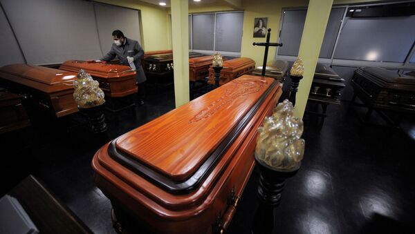 Ataúdes en una funeraria en Chile - Sputnik Mundo