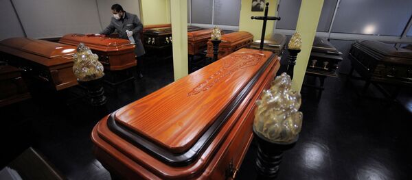 Ataúdes en una funeraria en Chile - Sputnik Mundo