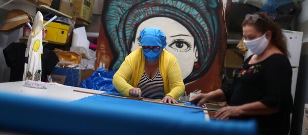 Los brasileños hacen mascarillas médicas - Sputnik Mundo