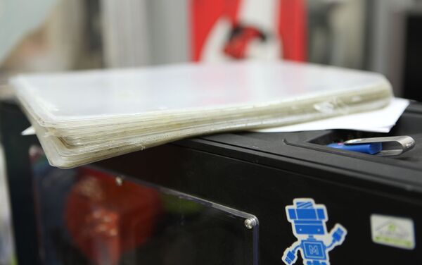 Las hojas transparentes con las que se realizan las viseras protectoras - Sputnik Mundo