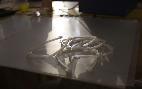 Los bordes plásticos de las viseras protectoras - Sputnik Mundo