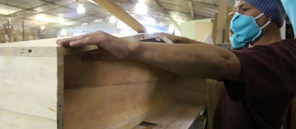 Presos en Ecuador fabrican ataúdes para los muertos por COVID-19 - Sputnik Mundo