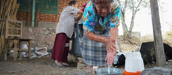 Unas mujeres indígenas en México se lavan las manos - Sputnik Mundo