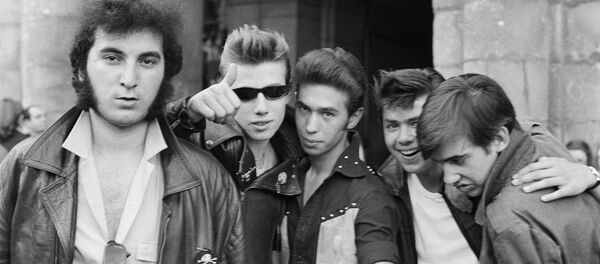 Juanma El Terrible y su panda, macarras de Madrid, en 1985 Juanma El Terrible y su panda, macarras de Madrid, en 1985 - Sputnik Mundo